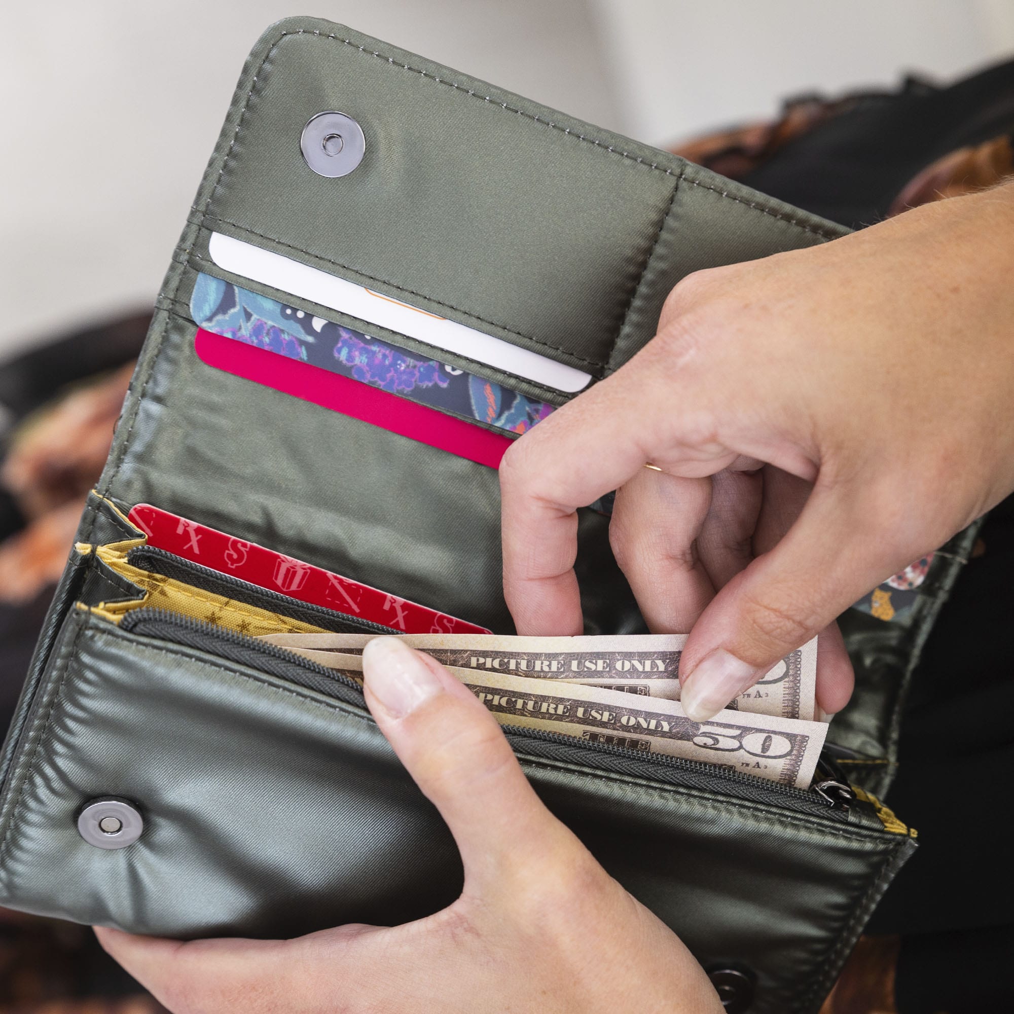 Throttle RFID Wallet - - Throttle_Lifestyle_01